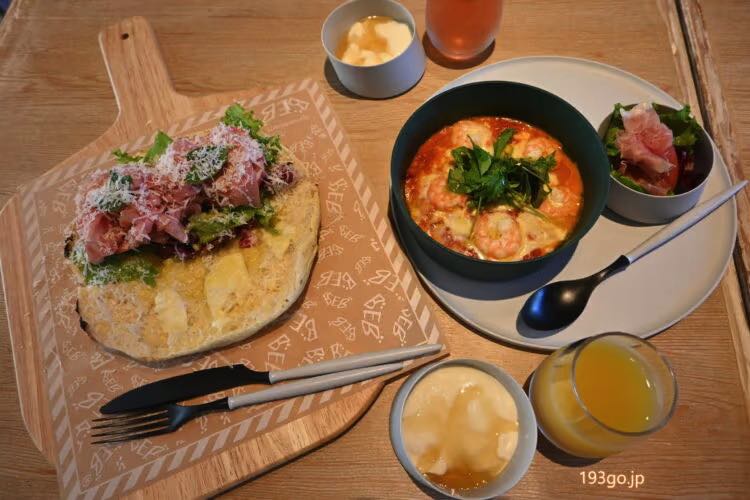 Breakfast at Hoshino Resort BEB5 Okinawa Seragaki is oven-baked panino! Freshly shaved ham and cheese are plentiful and satisfying!