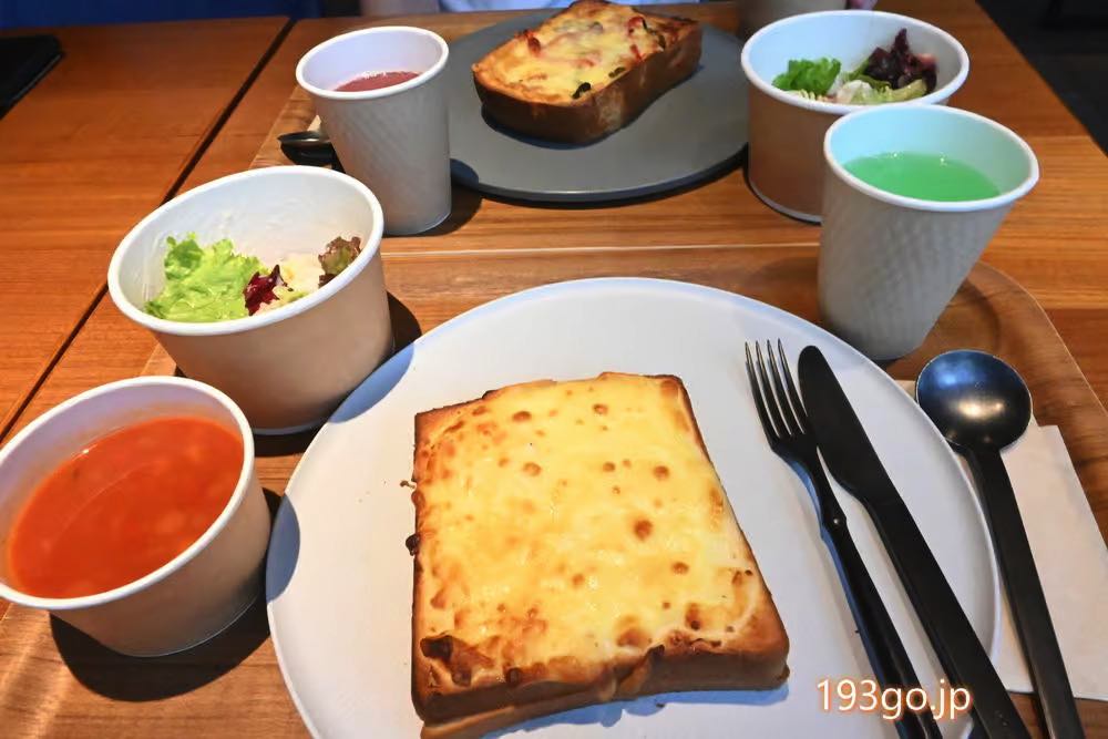 "OMO5 Okinawa Naha by Hoshino Resort" Breakfast is (OMOrning) morning bread. Bread set with choice of main dish! Colorful tropical drinks included!