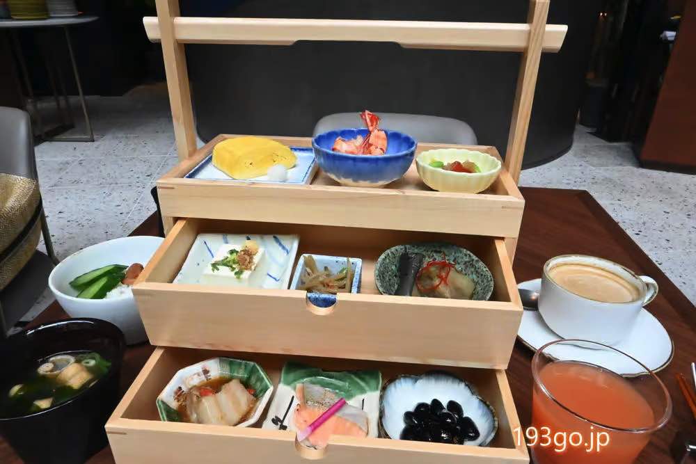 Breakfast Report:voco osaka central breakfast offers a choice of main course and buffet. Japanese food in a wooden box. Stay at the first hotel “voco” in Japan