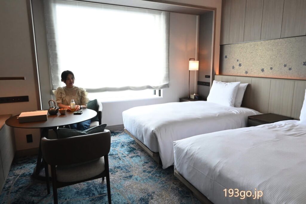 Staying in an executive room on the upper floor of the Hilton Hiroshima. Modern atmosphere decorated with autumn leaves. Check out the amenities!