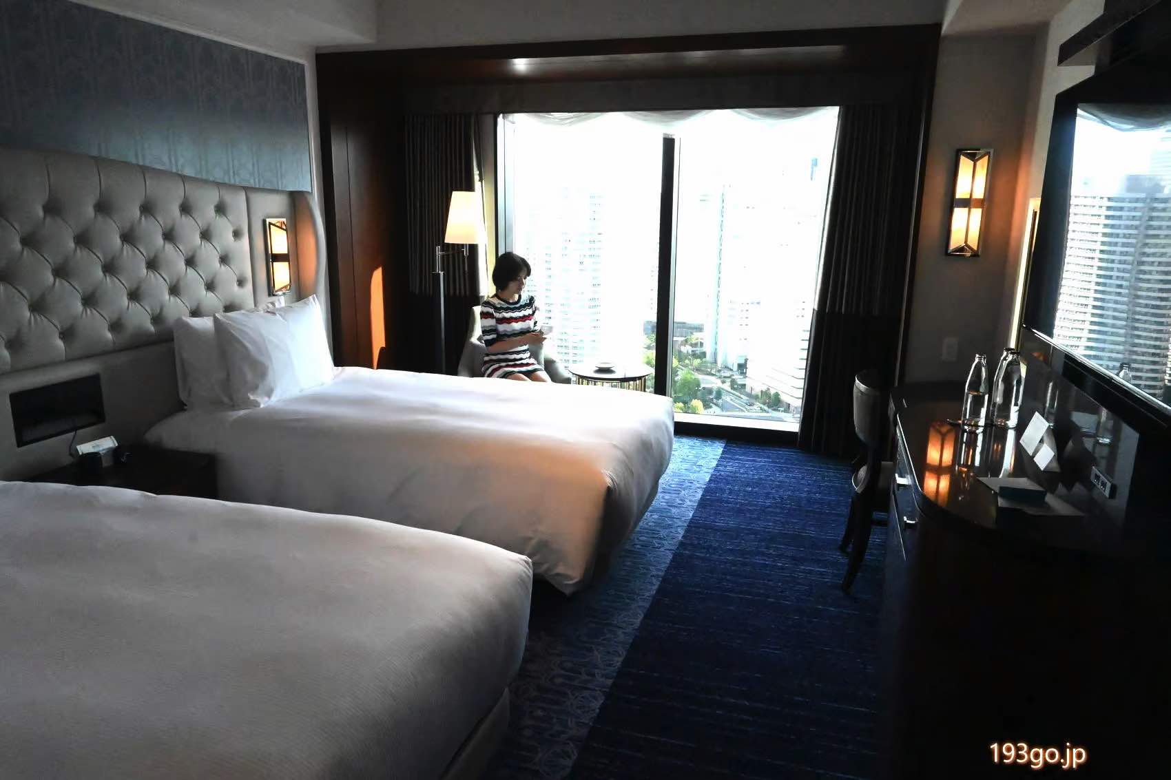Hotel Review : Stay in an executive room on the top floor of the Hilton Yokohama! Spacious room, what's the view? Check out the amenities!